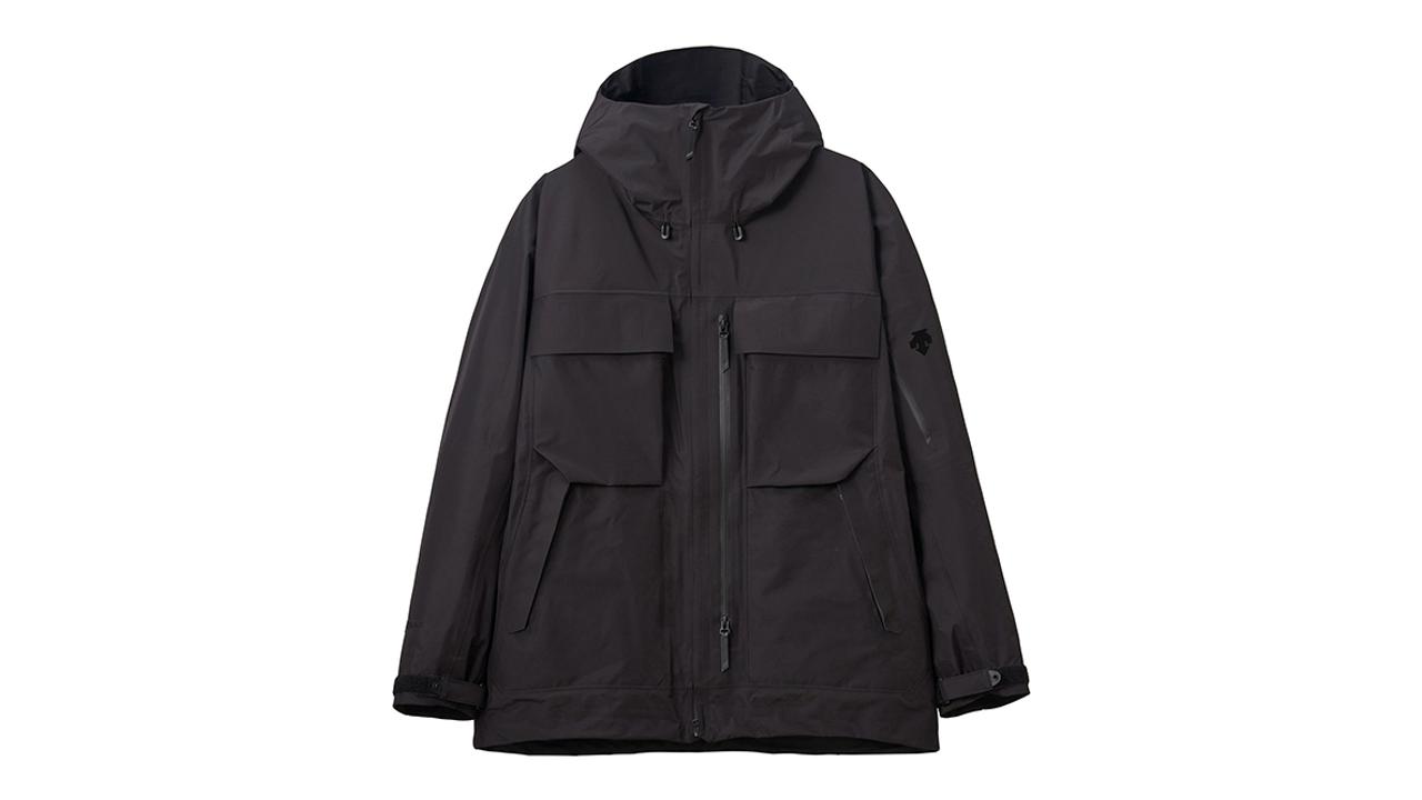 雨の日でも手ぶらで出かけられるポケット充実の防水ジャケット