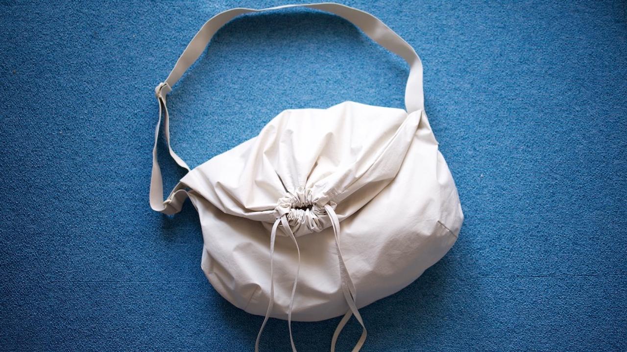 ユニクロユーの新作バッグ、巾着みたいな形で大容量入るんです