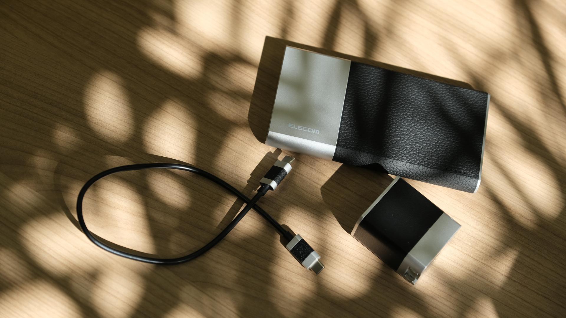 シルバーと革シボが美しいStylxyのモバイルバッテリー&充電器