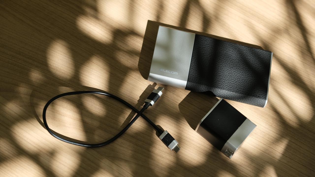 シルバーと革シボが美しいモバイルバッテリー＆充電器