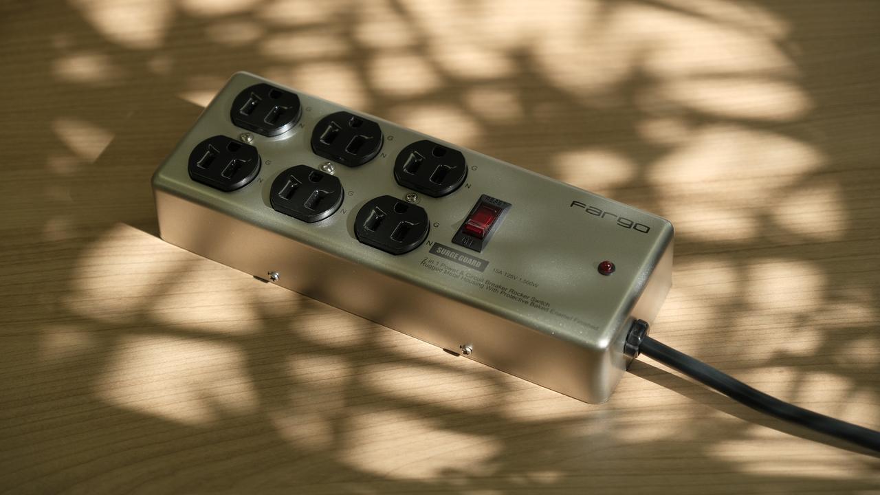 デスクもすっきり｡大きなアダプタがバッチリ刺さる電源タップ