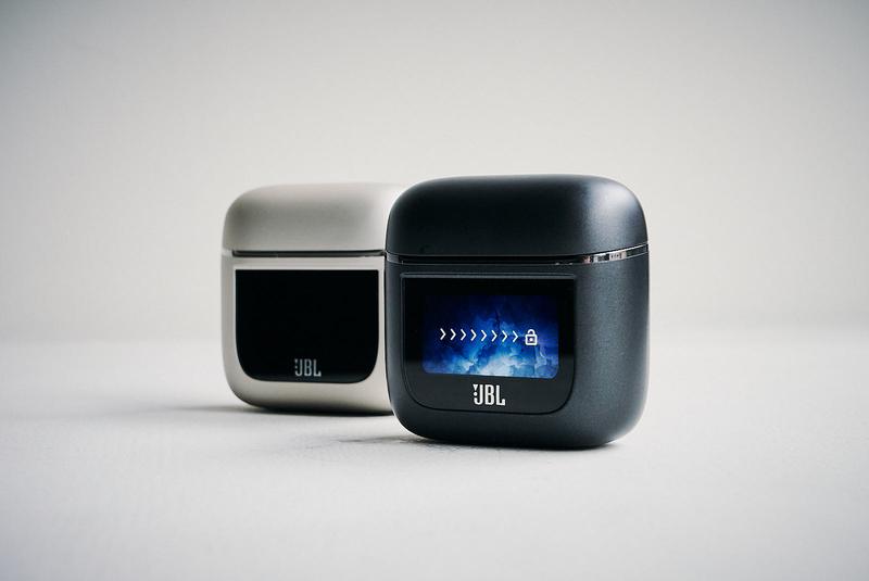 まだイヤホンは進化する。「JBL TOUR PRO 2」が見せる新たな可能性 