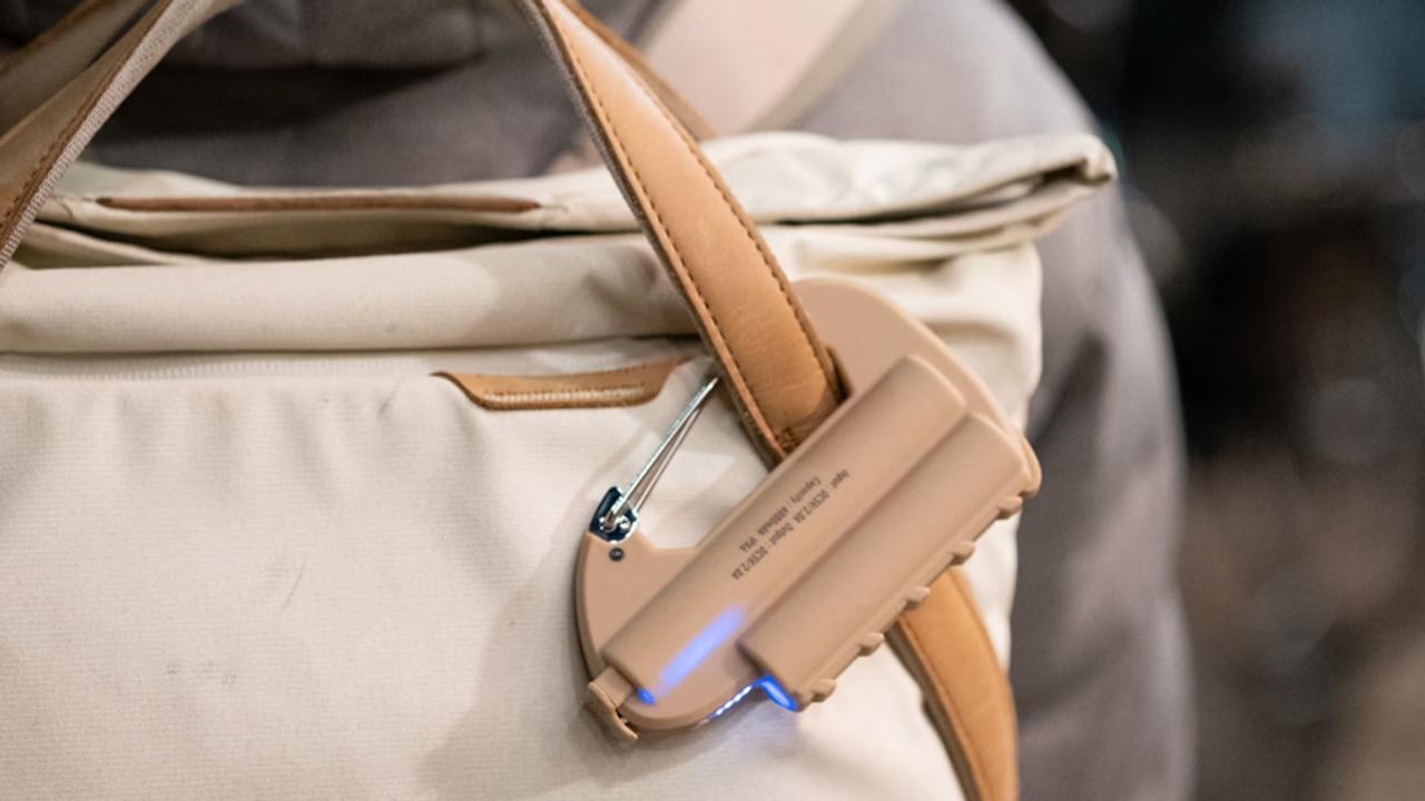 モバイルバッテリーの置き場所に困る？正解は｢カラビナ型｣だった
