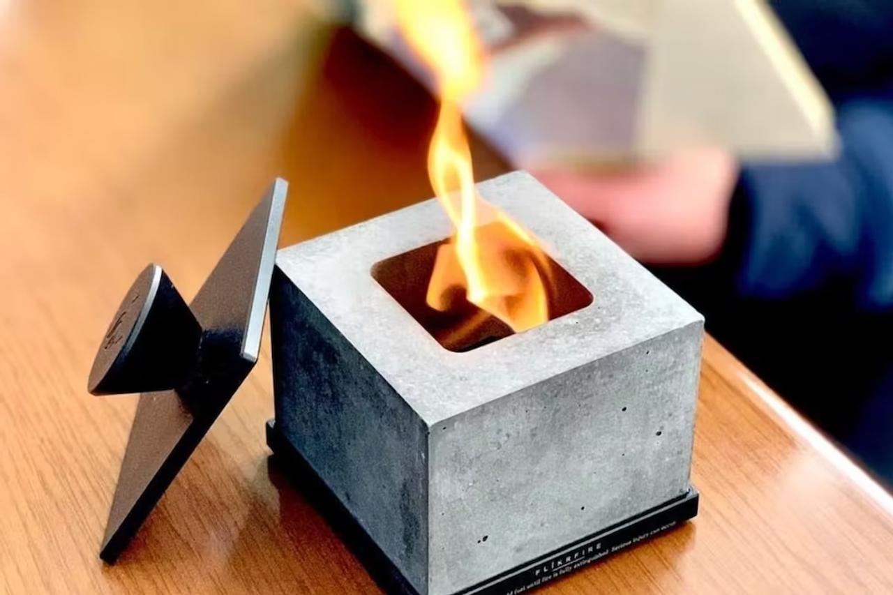 机の上で焚き火ができる!? 準備いらずのポータブルファイヤーポット