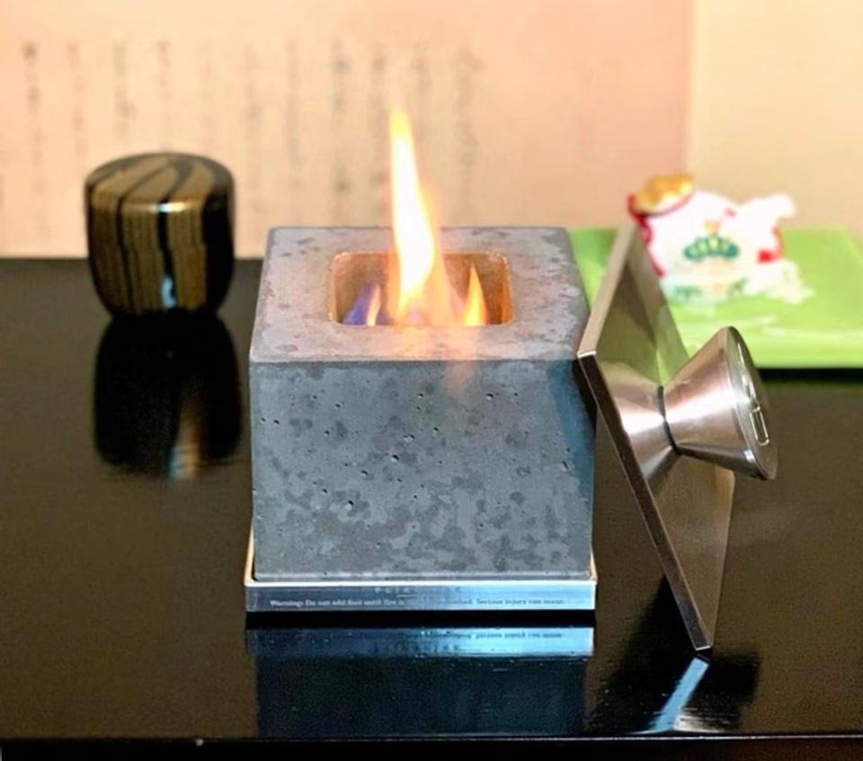 机の上で焚き火ができる!? 準備いらずのポータブルファイヤー