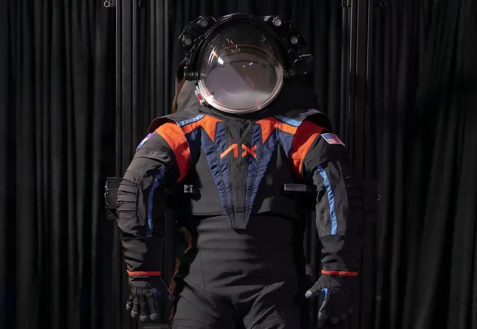 かっけえ…。NASA、アルテミス計画用の次世代型宇宙服を披露