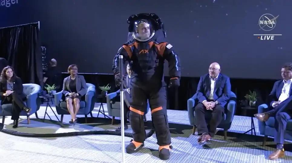 かっけえ…。NASA、アルテミス計画用の次世代型宇宙服を披露