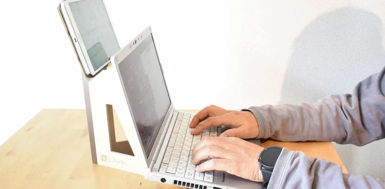 縦置き2画面が見やすい。モバイルモニタースタンドでPC作業が効率化  