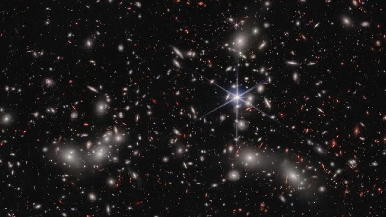 ウェッブ宇宙望遠鏡が捉えた、光り輝くパンドラ銀河団