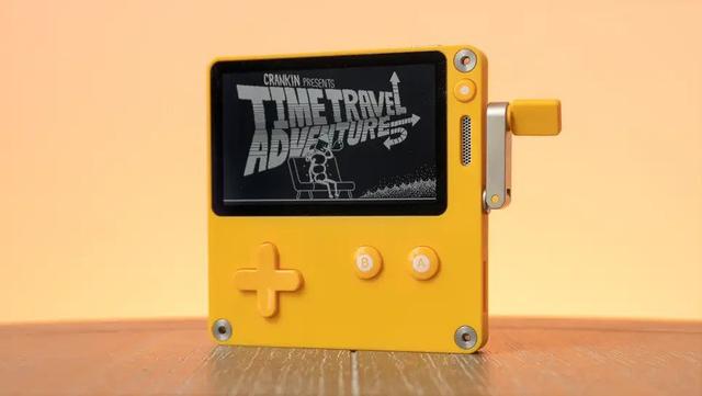 本体に謎のクランクが！新携帯ゲーム機「Playdate(プレイデート)」発表  