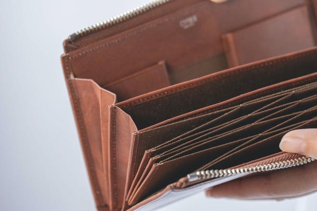 国産革小物ブランドCYPRISとコラボで開発された大容量かつ小さい長財布 