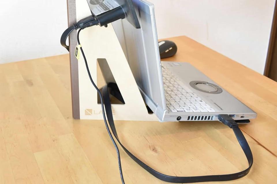 縦置きのモバイルモニタースタンド「WING BINDER」 NEC