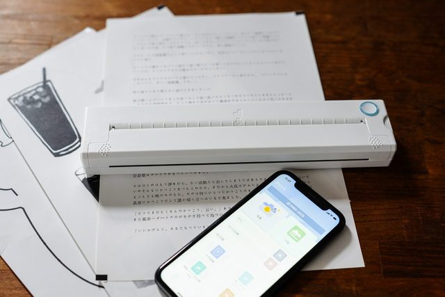どこでも手軽にA4印刷！ 携帯性に優れた500g未満の軽量感熱式ミニ