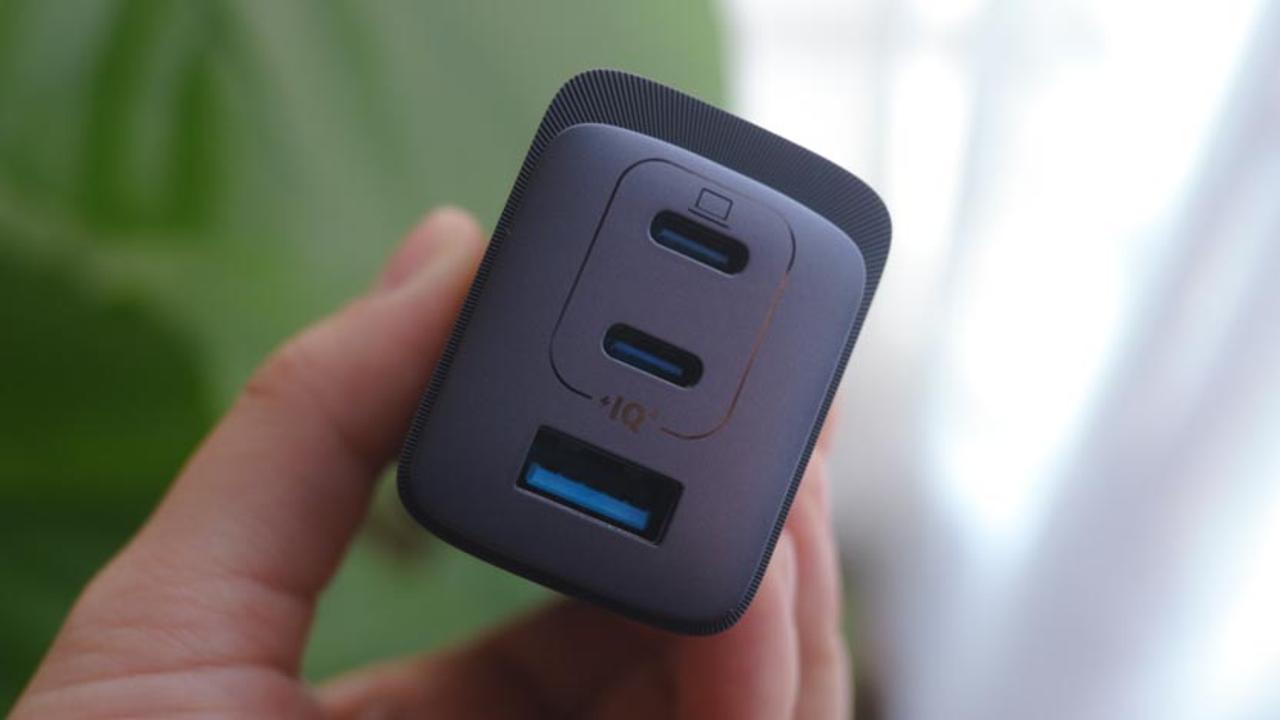Ankerなら、このコンパクトさでスマホもPCも同時に高速充電できる