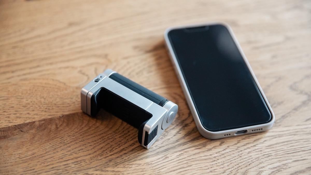 スマホ撮影のクオリティ爆上げ。「魔法のカメラグリップ」が楽しすぎる