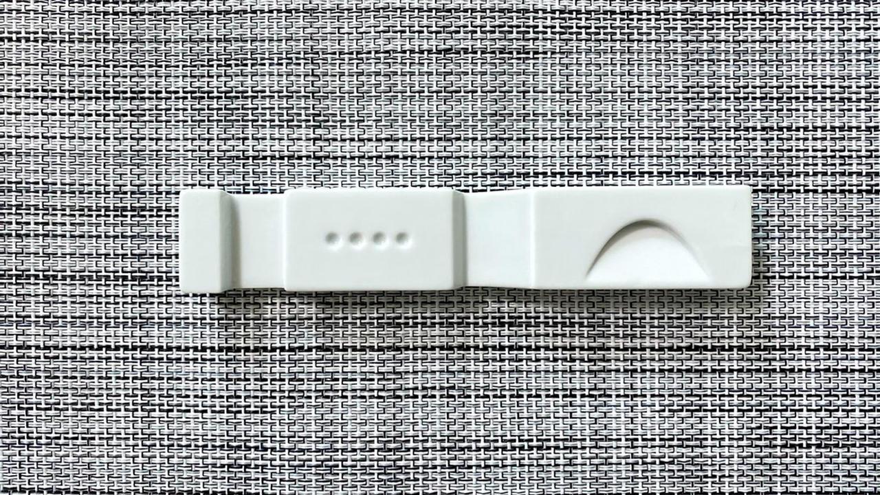 箸もフォークも一緒に。磁器のカトラリーレストで食卓がスッキリ