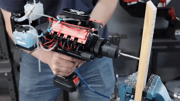 すごいだろ？ この電動ドリル、V8エンジン積んでるんだぜ 