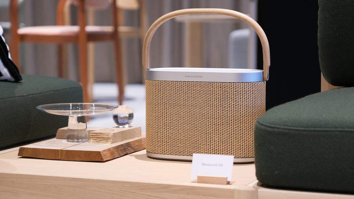 こんなに家具めいたスピーカー、そうそう無い。「Beosound A5」を見 