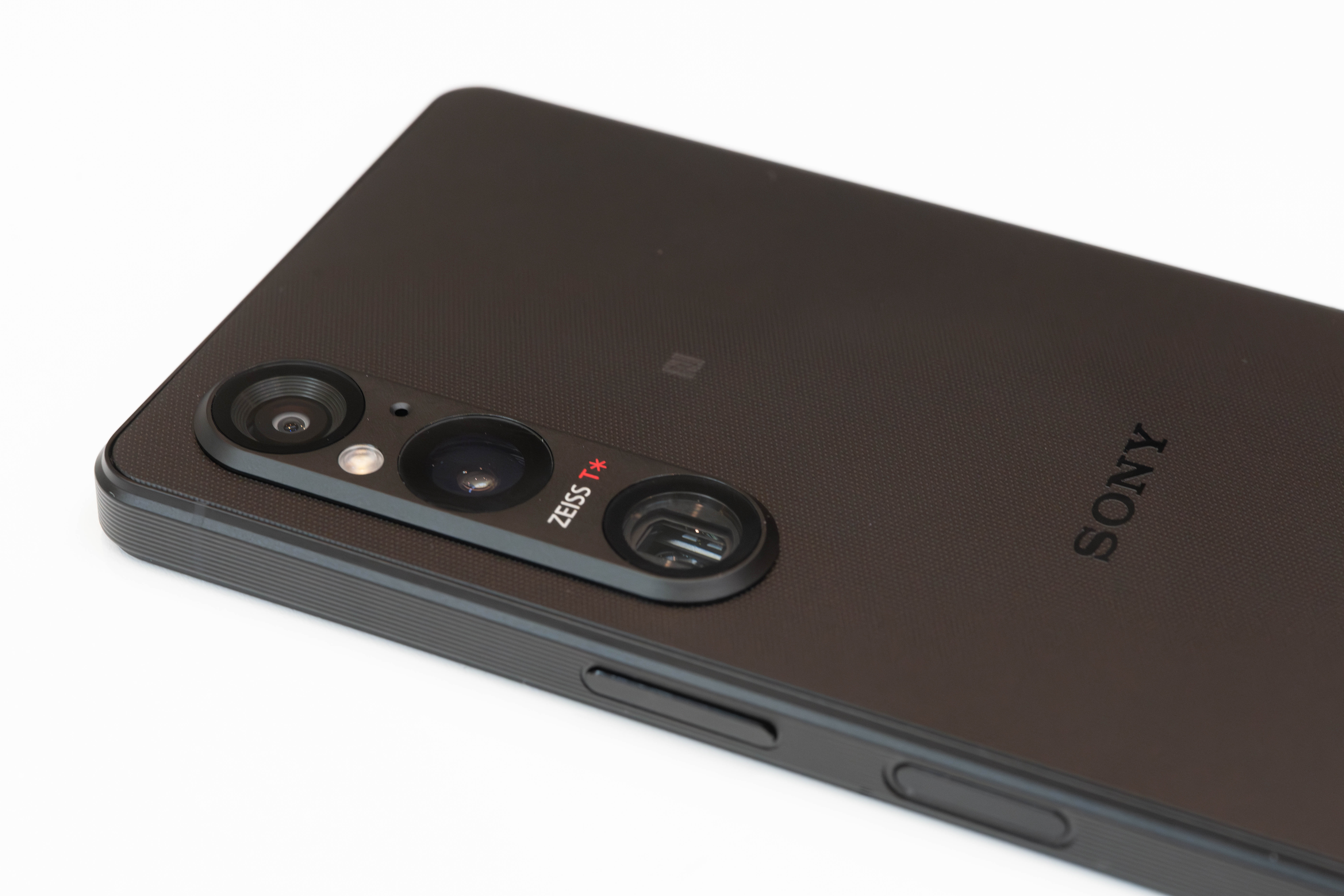 αを買うか「Xperia 1 V」を選ぶかで迷う日がやってきた | ギズモード