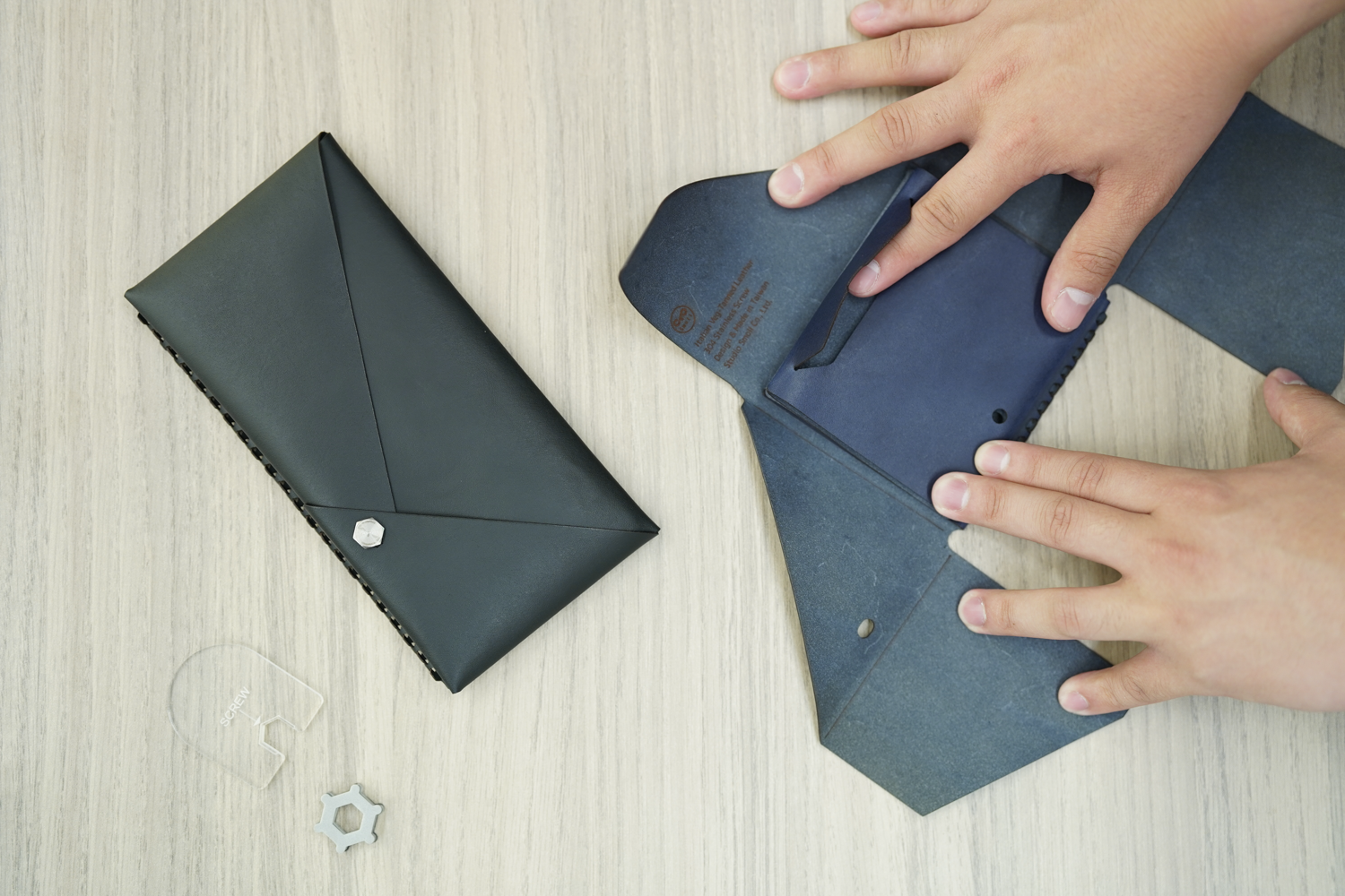 折り紙のように自分で作れる1枚革の美しいお財布｢Smoll Envelope Wallet｣を試してみた