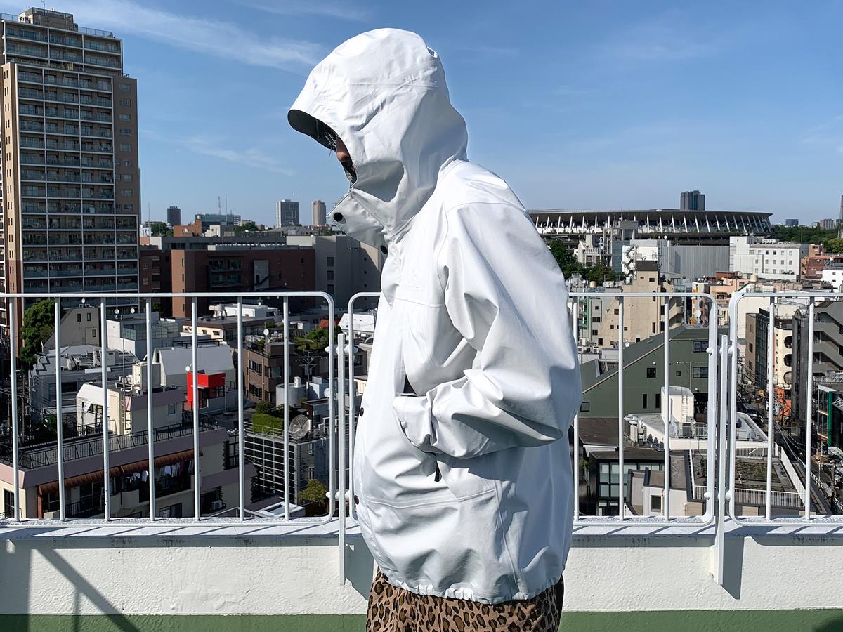 THE NORTH FACEの白ジャケットが、街にもアウトドアにも映える理由 