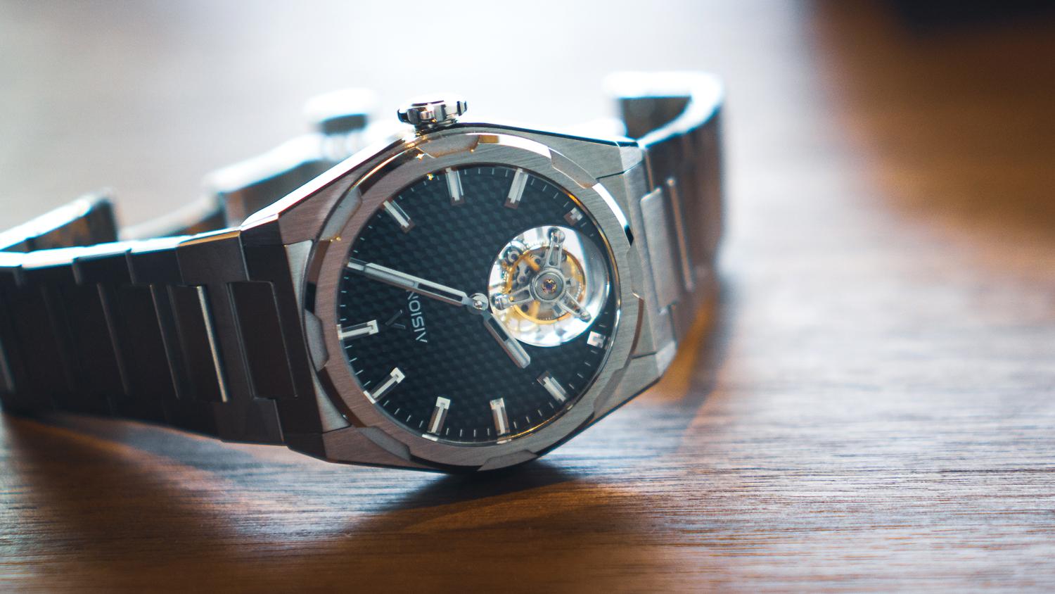 さり気ないトゥールビヨンが良き！ シンプルで毎日使いたくなる機械式腕時計｢AISON｣ | ギズモード・ジャパン