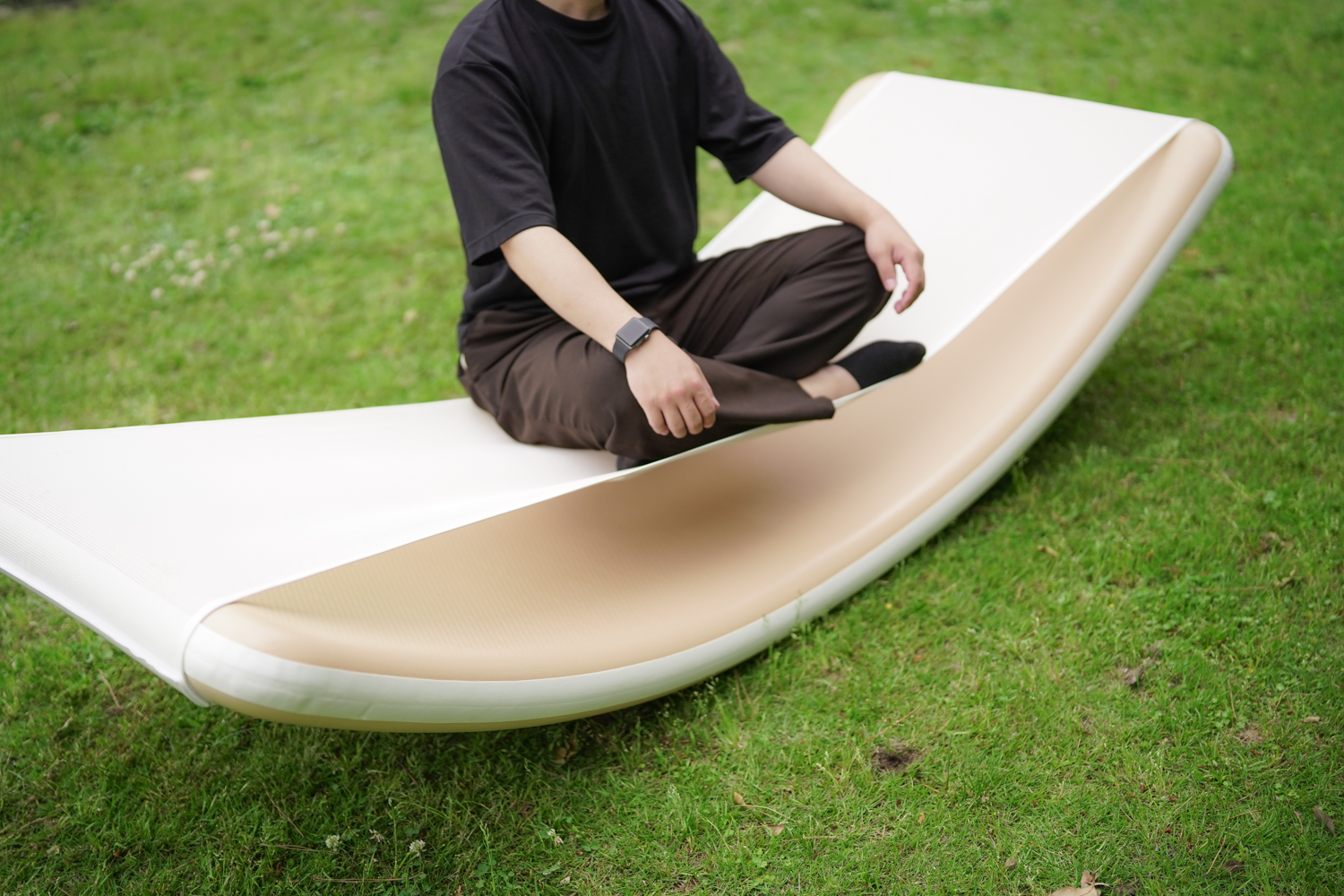 自宅でもアウトドアでもゆらゆらリラックス。空気を入れるだけで使える