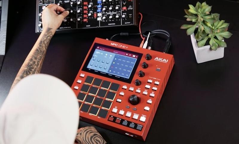 Red Mpc 今度のMPCは赤いやつ。Wi-Fi/Bluetooth対応でより便利に | ギズモード・ジャパン