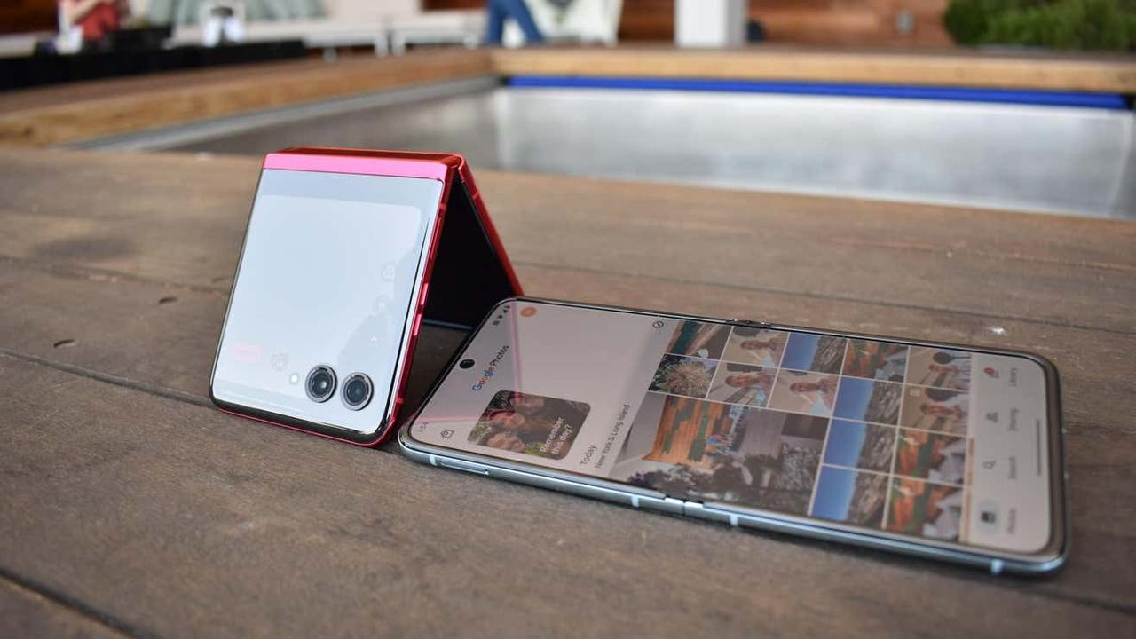 モトローラ最新折りたたみスマホはサブスクリーンが大きい！