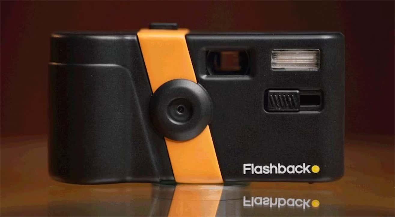 計算された不便さ。使い捨てカメラ風なデジタルカメラ｢Flashback 