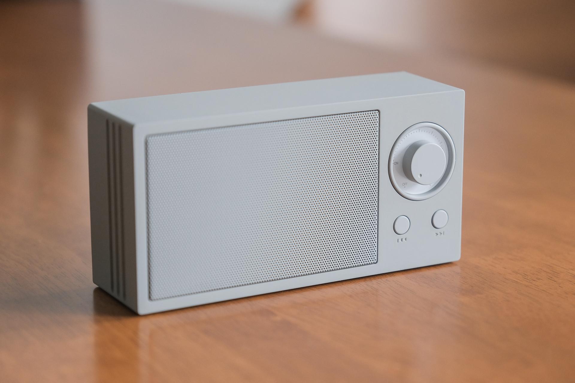 テレビの音が手元で聞けるダイヤル操作のワイヤレススピーカー