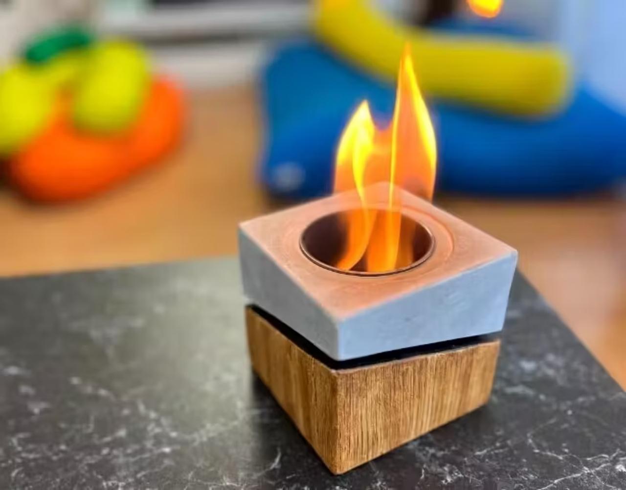 揺れる炎でリラックス。室内でも、屋外でも使えるコンパクト焚き火台 