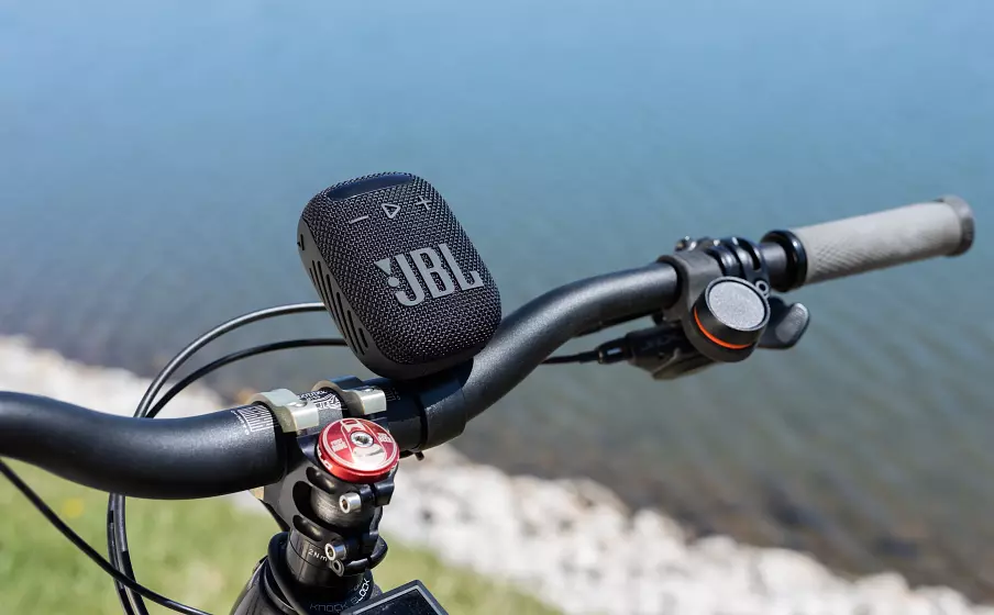 ツーリングやサイクリング中のBGMにハンドルマウントのJBLを