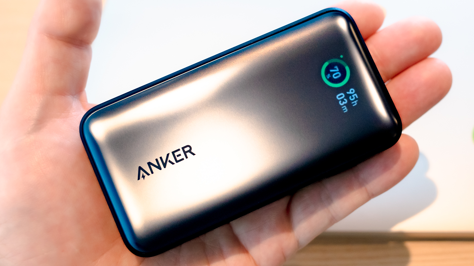 65Wのモバイルバッテリー　ディスプレイ付き Ankerの新製品、液晶ディスプレイ搭載のモバイルバッテリーを