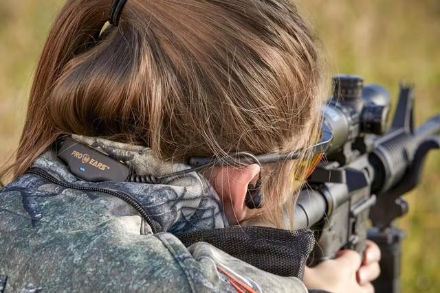 狩猟ハンター向けに開発された周囲の音を5倍に増幅するイヤホン｢Stealth28｣