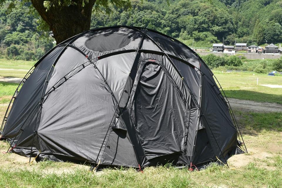 tramily デカドームテント 10人が過ごせる居住性が魅力。遮光性バツグンの「デカドームテント」を