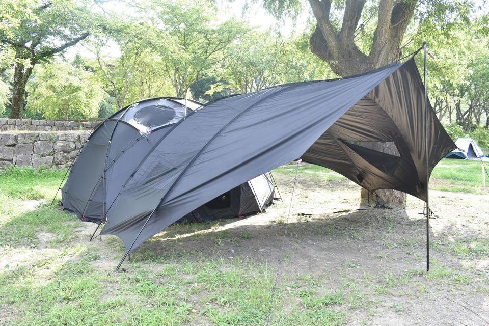 10人が過ごせる居住性が魅力。遮光性バツグンの「デカドームテント」を
