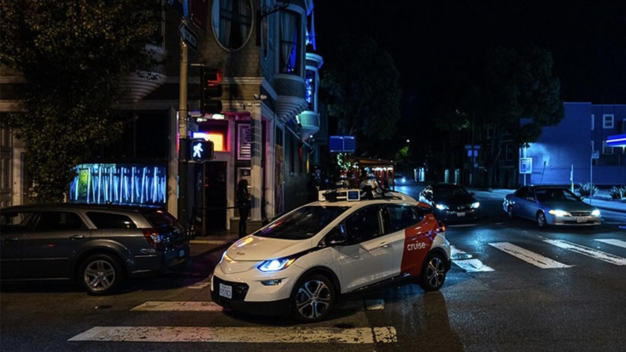 安全運転への道は険しい…無人の自動運転車が生コン塗りたての路面に突っ込む