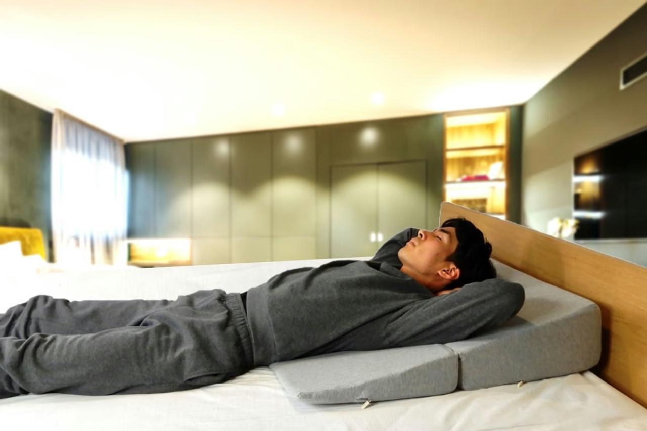 絶妙な傾斜で寝心地の新次元へ。眠りのプロ設計の三角枕のプロジェクト終了間近