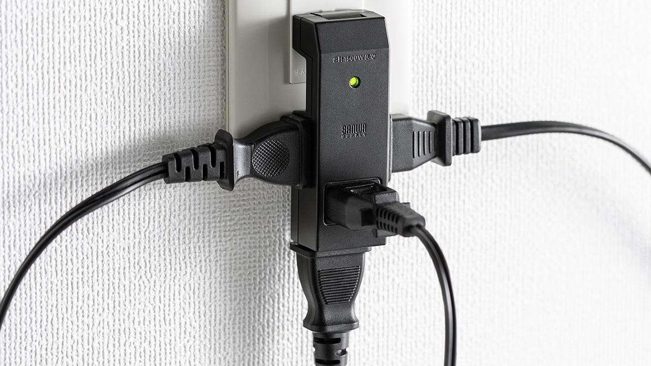 持ち運びサイズなのに4口あると便利じゃん。出先で活躍する電源タップ