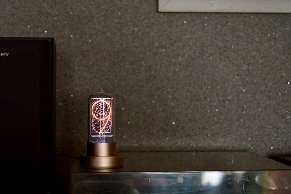 味わい深い光からはロマンを感じた。レトロで未来的な、1桁表示