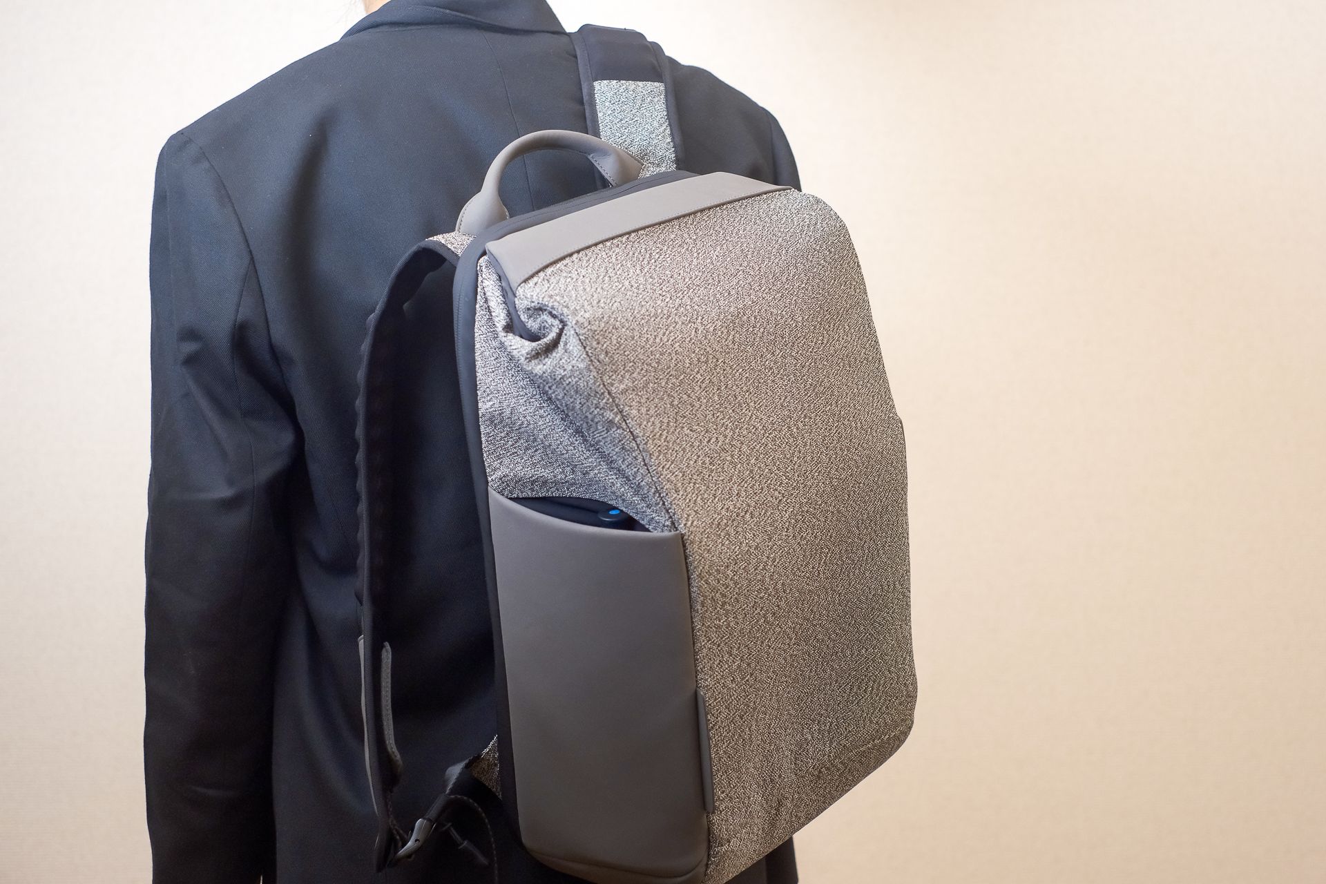機能を隠してシルエットもスマートに。TSAロックや防刃生地搭載で防御力高めの｢SNAPPACK｣を試してみた