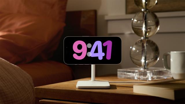 Apple-WWDC23-iOS-17-StandBy-lifestyle-230605