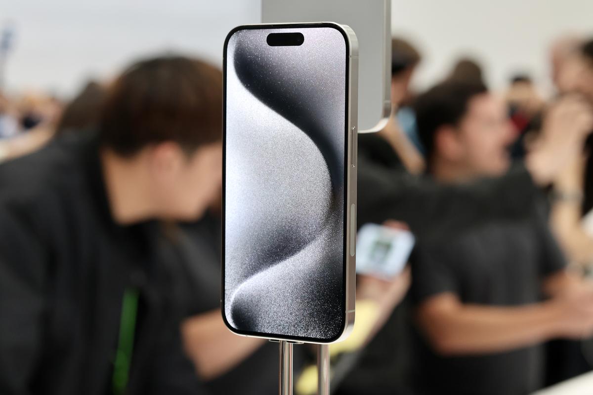 ひとまわりコンパクトに感じる。iPhone 15 Proの実機に触れた正直な