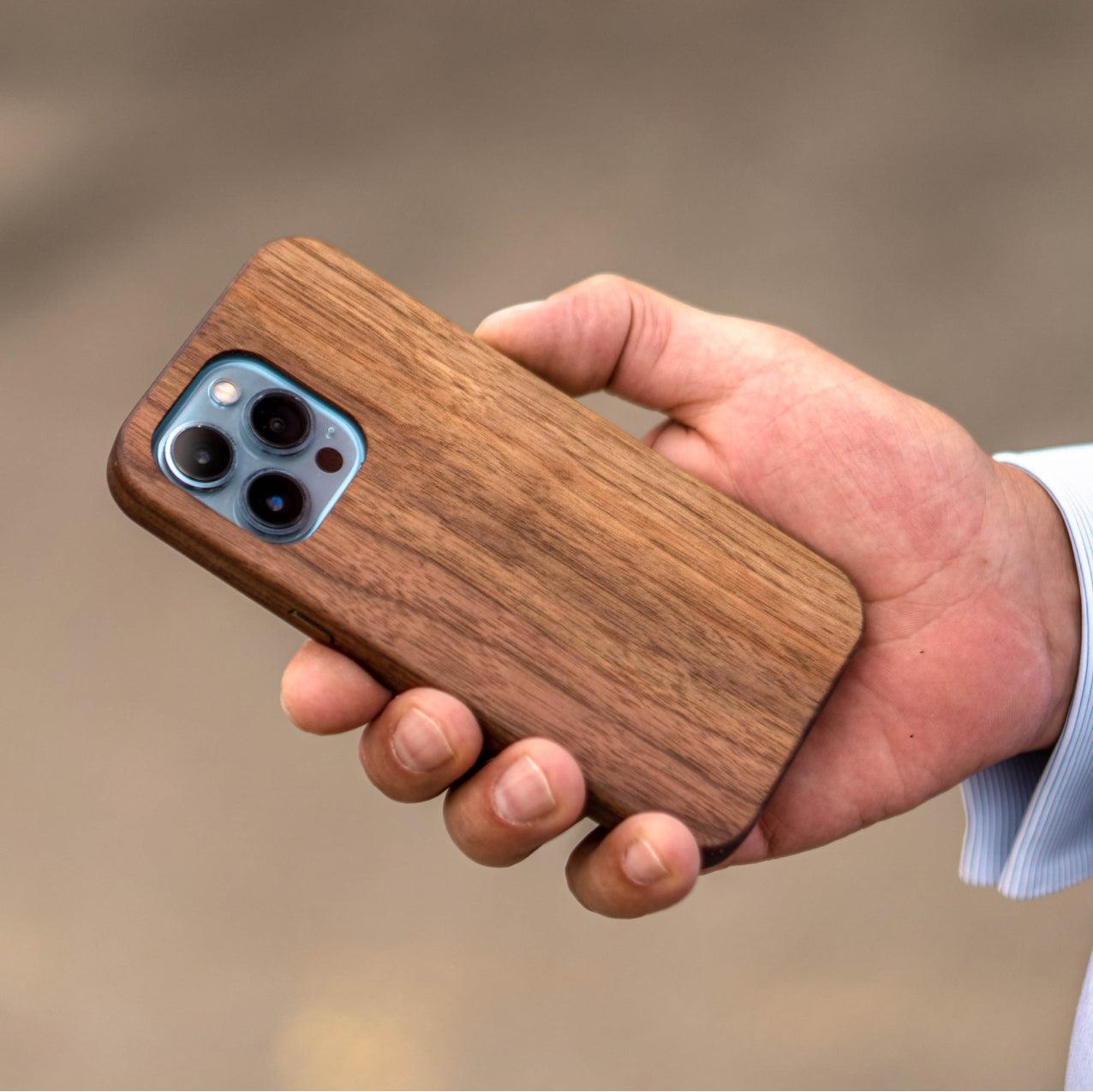 iPhone 15 Proのケースはこれ！ チタンとは真逆の木製ケース