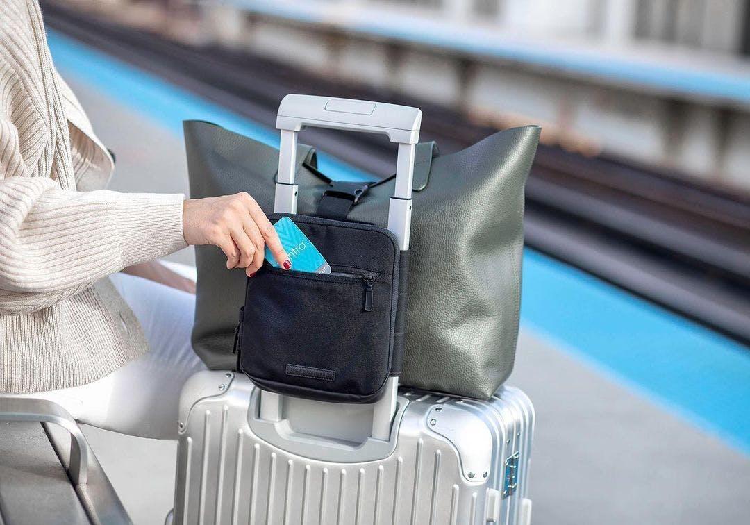 スーツケースに便利機能を追加！ 貴重品管理やサブバッグ固定に役立つ 