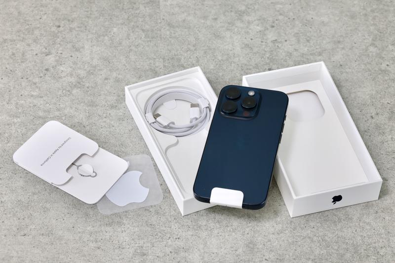 まこと様 iPhone15➕箱 iPhone 15シリーズ、開封。手になじむチタンに萌えちぎる