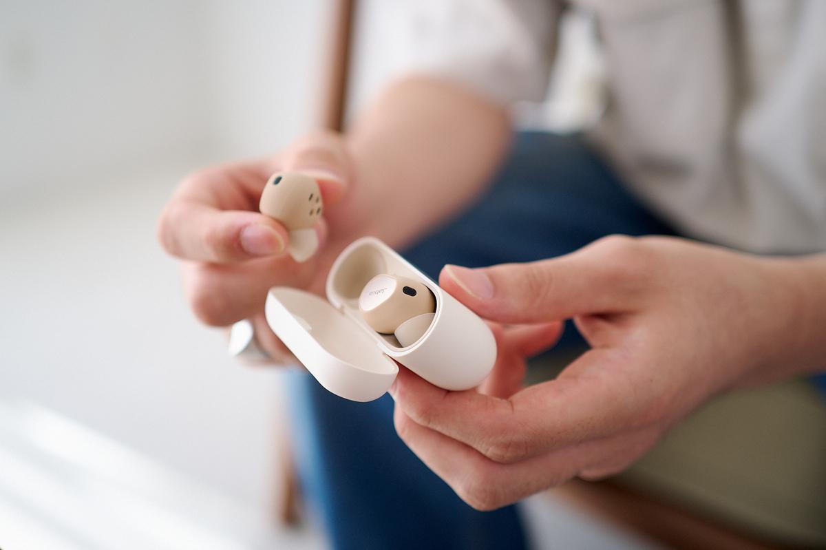 耳に入れた瞬間ビビる。ギズ編集部員3人が「Jabra Elite 10」を試した 