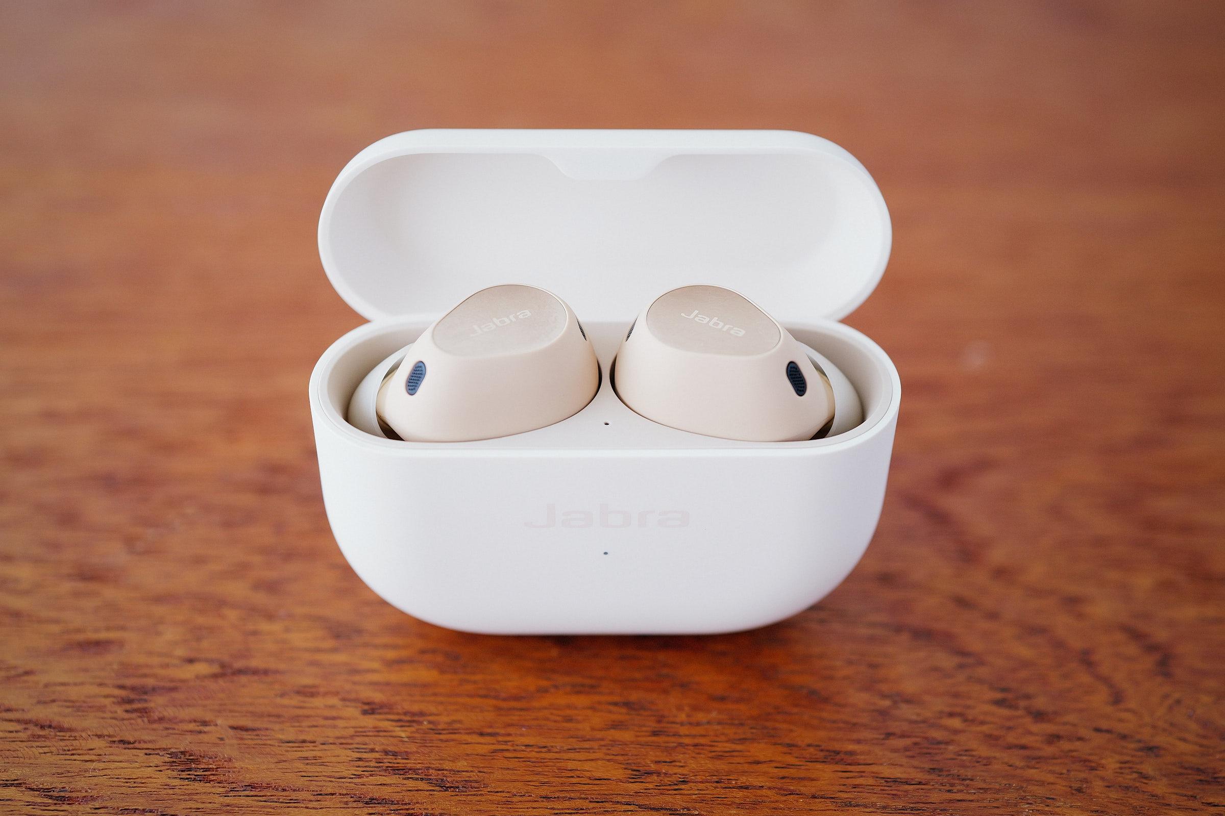 耳に入れた瞬間ビビる。ギズ編集部員3人が「Jabra Elite 10」を試した