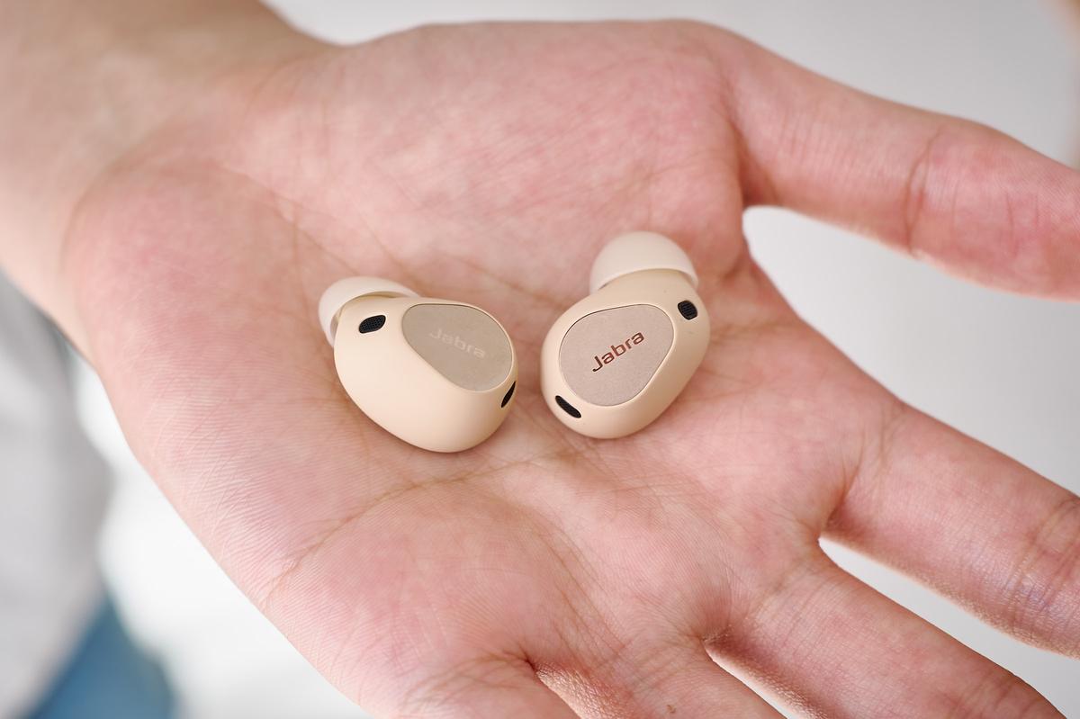 耳に入れた瞬間ビビる。ギズ編集部員3人が「Jabra Elite 10」を試した 